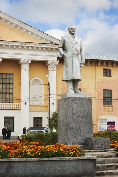 Emlékmű a Lenin-a művelődési ház előtt. Város: bor — Stock Fotó