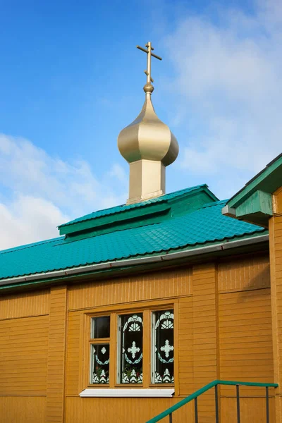 Kuppel mit Kreuz über Eingang zur Kapelle — Stockfoto