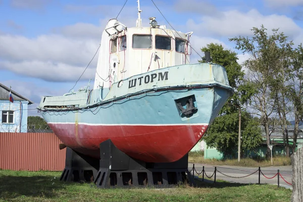 Tugboat as a monument near port. Kandalaksha — Stock Photo, Image