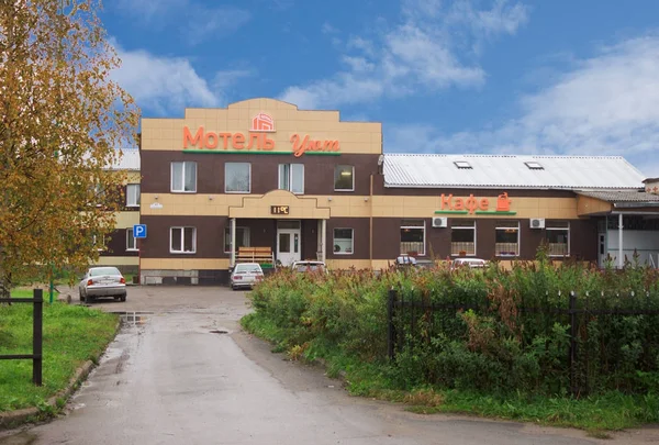 Hangulatos motel, a bejáratnál, hogy a Pudozh — Stock Fotó