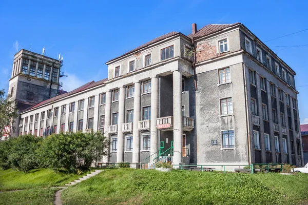 Former hotel, built in 1935 in Medvezhygorsk. Karelia. Russia — Stock Photo, Image