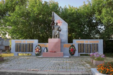Volodarsk, Rusya Federasyonu - 04 Ağustos 2012: Taşra kasabasında sakinleri onur olduğunu ve İkinci Dünya Savaşı kurbanları hatırlıyorum. Bu ölü bir anıtıdır
