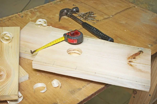 Paneles y herramientas de madera para la fabricación de pajareras — Foto de Stock