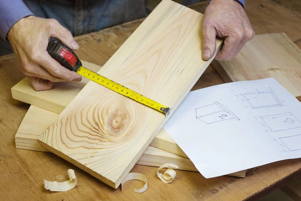 Carpenter hace una pajarera en el taller por bosquejo — Foto de Stock