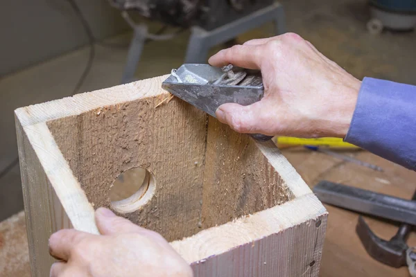 Processing of details of a wooden birdhouse — Stock Photo, Image