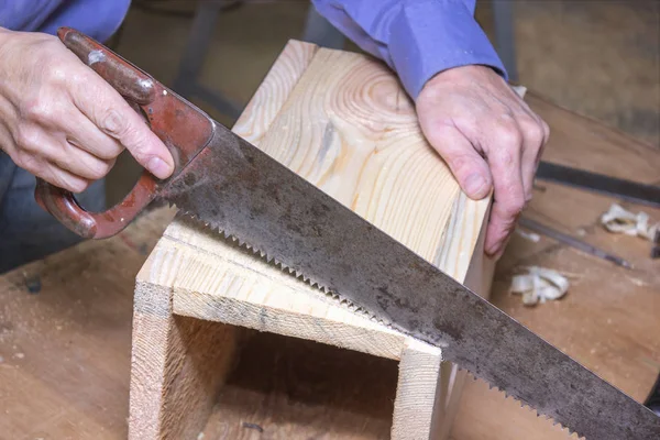 Work on the manufacture of the birdhouse — Stock Photo, Image