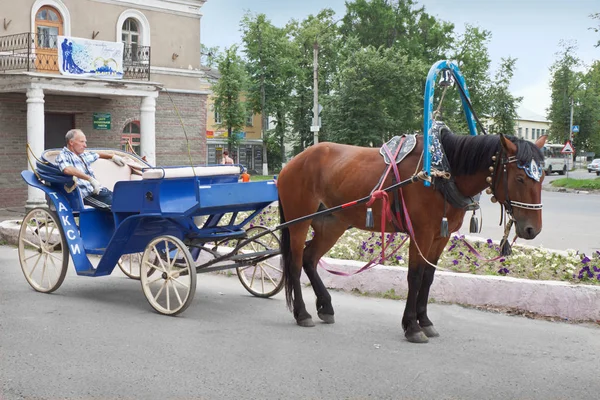 Taxi à cheval dans la rue de la ville russe provinciale — Photo