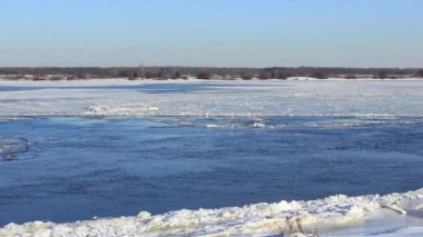 Güçlü nehir kış aylarında donma değil, aşağı sürüklenir buz