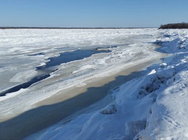 Anormal derecede soğuk bahar. Nehir buzla kaplıdır
