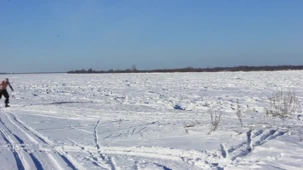 Persona Mayor Camina Por Campo Invierno Esquís Ritmo Rápido — Vídeo de stock