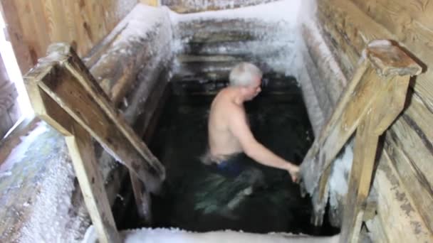 Älterer Mann Schwimmt Beherzt Eisigen Wasser — Stockvideo