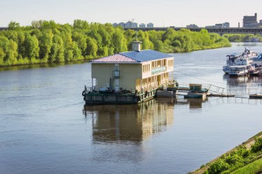 Nizhny Novgorod, Rusya Federasyonu - 13 Mayıs 2018: kentin ortasından nehir Oka akar. Açılış sahnede nehir yanaşma için nehir gemileri