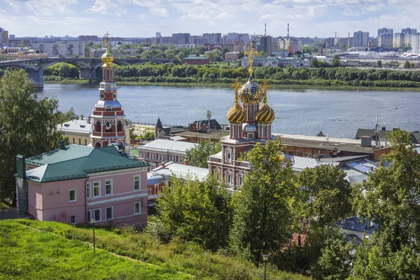 Uitzicht op de rivier de Oka en de kerk van de kathedraal van de Ble — Stockfoto