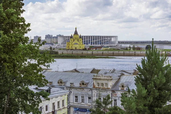 Visa en del av staden över floden, ny stadion och katedralen — Stockfoto