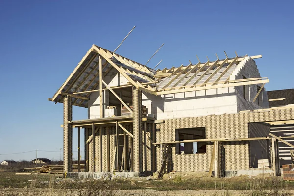 Casa en construcción de bloques de hormigón aireado. Techo es und —  Fotos de Stock