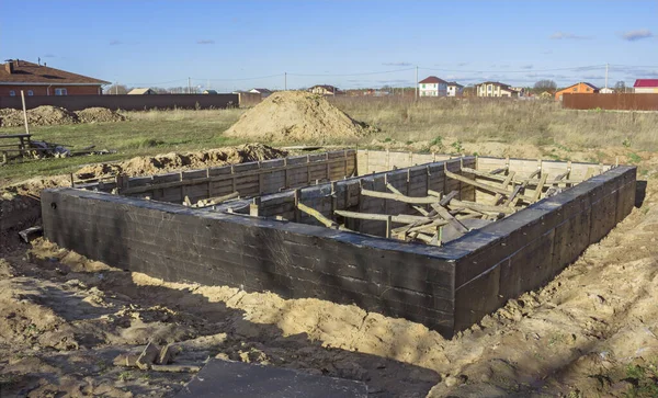 Fundament przyszłego domu jest wypełniony betonem. Rosja — Zdjęcie stockowe