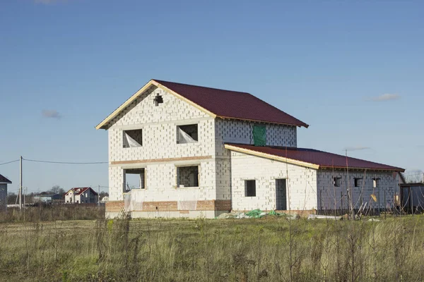 Desenvolvimento de terreno. Em construção casa de co aerado — Fotografia de Stock