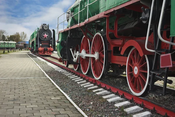 Wielen van een groene Sovjet-gemaakte passagierslocomotief. Het is gemaakt. — Stockfoto