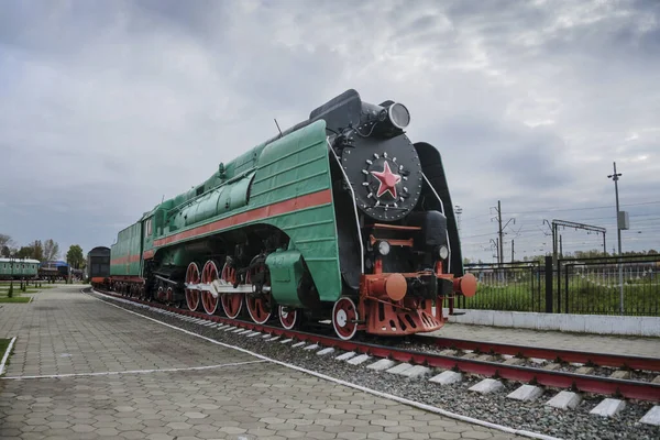 Soviet locomotive green color and with red stripe, for which he — Stock Photo, Image