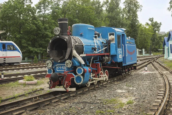 Rusko. Nižnij Novgorod. Dětská železnice. Parní lokomotiva je na preventivní údržbě — Stock fotografie