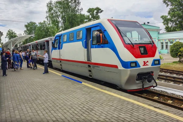 Nizhny Novgorod. - Rusya. Çocuk Demiryolu. İstasyonun sonunda dizel lokomotif, vagonlar ve yolcular var. — Stok fotoğraf