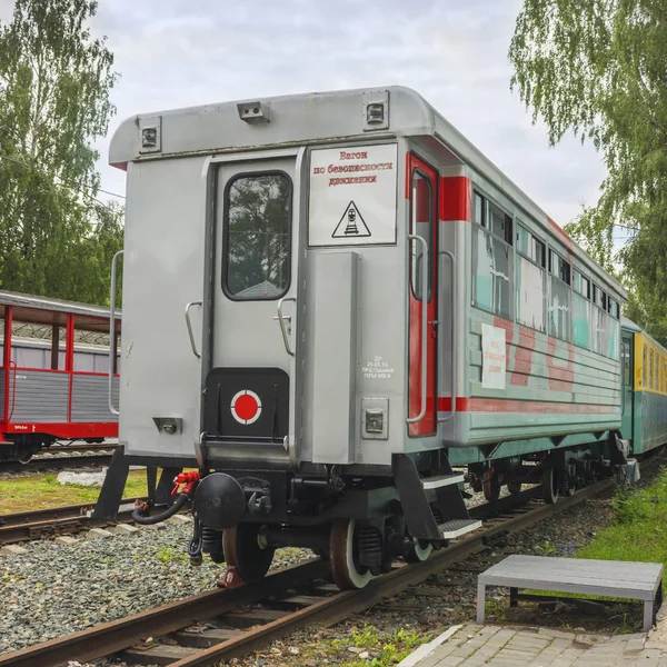 Oroszország, Nyizsnyij Novgorod, Gyermekvasút. Különleges kocsi. Rá van írva: "Kocsi a közlekedésbiztonságról" — Stock Fotó