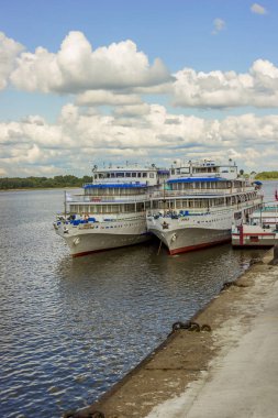 Nehir zevki motorlu gemileri demirleme yerinde. - Rusya. Nizhny Novgorod