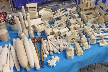 Çeşitli ürünler ve çocuklar için ahşap oyuncaklar.