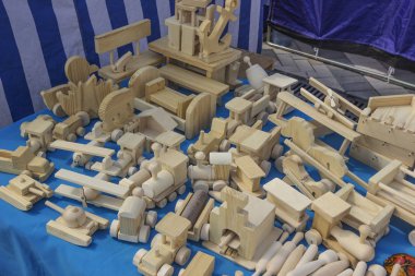 Mavi kumaşlı çocuklar için el yapımı sevimli oyuncaklar.