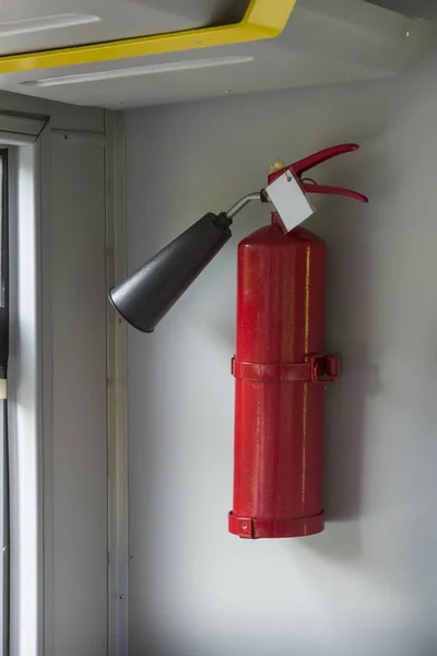 Extintor de incendios en el vestíbulo de un vagón de tren eléctrico cuelga — Foto de Stock