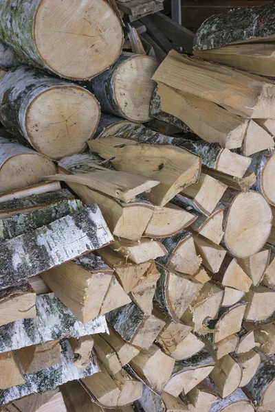 Woodpile of birch firewood near the village house — Stock Photo, Image