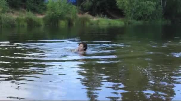 Férias Agosto Menina Nadando Sozinha Lago Floresta — Vídeo de Stock