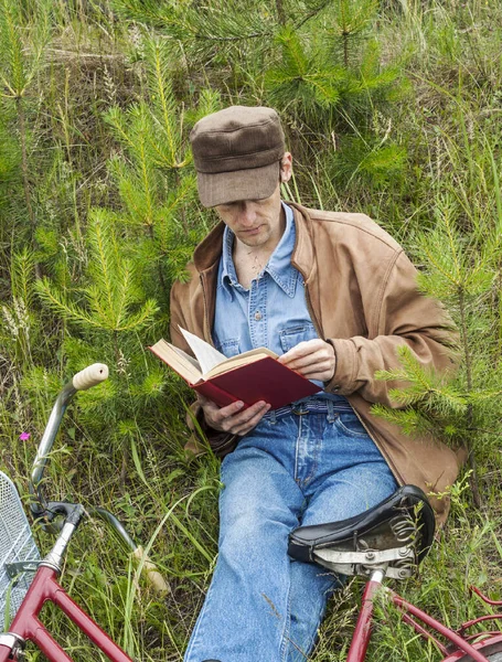 Młody Człowiek Pasją Czyta Książkę Siedzi Zboczu Góry — Zdjęcie stockowe