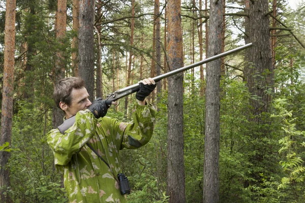 Střelec Starou Pistolí Oblečený Maskování Lese Při Lovu — Stock fotografie