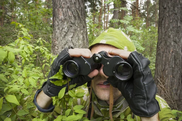 Spotter Camouflage Overalls Het Bewaken Van Vijand Uit Het Bos — Stockfoto