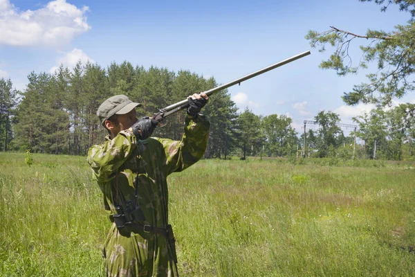 Hunter Dressed Camouflage Takes Aim Old Shotgun — Stock Photo, Image