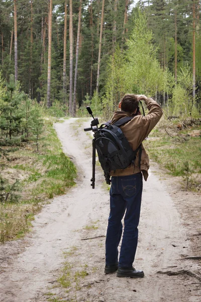 Młody Człowiek Kamerami Leśnej Drodze Fotografowanie Wiosennego Krajobrazu — Zdjęcie stockowe
