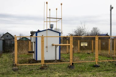 Köyün kıyısındaki gaz düzenleme noktasında. Uyarı posterindeki yazı: Tehlikeli gaz