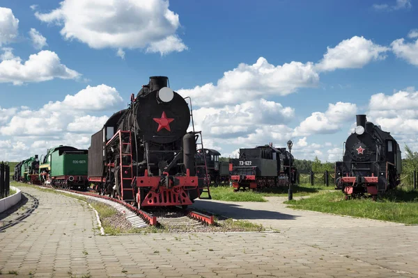 ニジニ ノヴゴロド ロシア 2013年8月17日 ニジニ ノヴゴロドでは 帝国とソ連時代の古代の蒸気機関車を保管しています — ストック写真