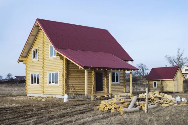 Mały Drewniany Dom Żelaznym Czerwonym Dachem Plac Budowy — Zdjęcie stockowe