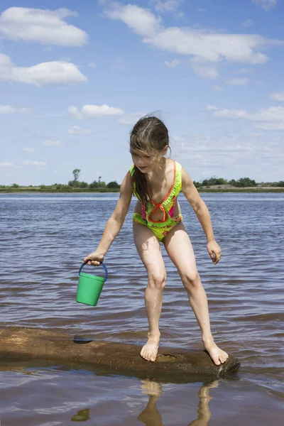 Kız Nehirde Oynuyor Yüzen Bir Kütüğün Üzerinde Duruyor Yaz Zamanı — Stok fotoğraf