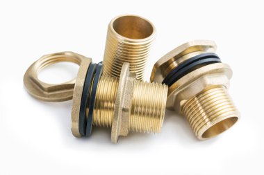 Beyaz arka planda kauçuk temizleyicili üç adet pirinç tesisat.