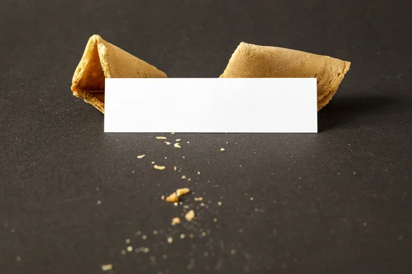 Galleta de la fortuna con un papel en blanco — Foto de Stock