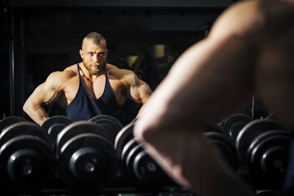 Homme athlétique regardant ses muscles — Photo