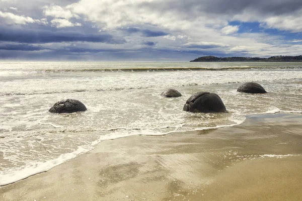 Las rocas en la playa de Moeraki — Foto de Stock