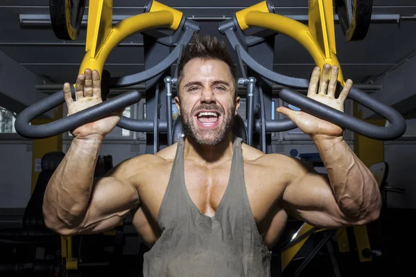 Bodybuilding man borst training — Stockfoto