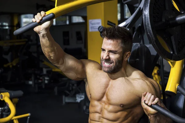 Culturismo hombre haciendo ejercicio en el pecho — Foto de Stock