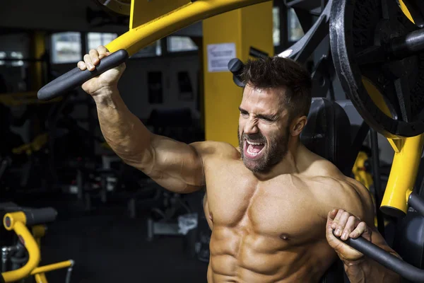 Culturismo hombre haciendo ejercicio en el pecho — Foto de Stock