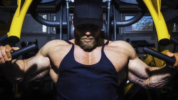 Bonito barbudo musculação homem — Fotografia de Stock