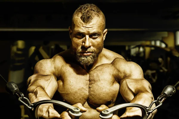 Musculação homem fazendo treino no peito — Fotografia de Stock